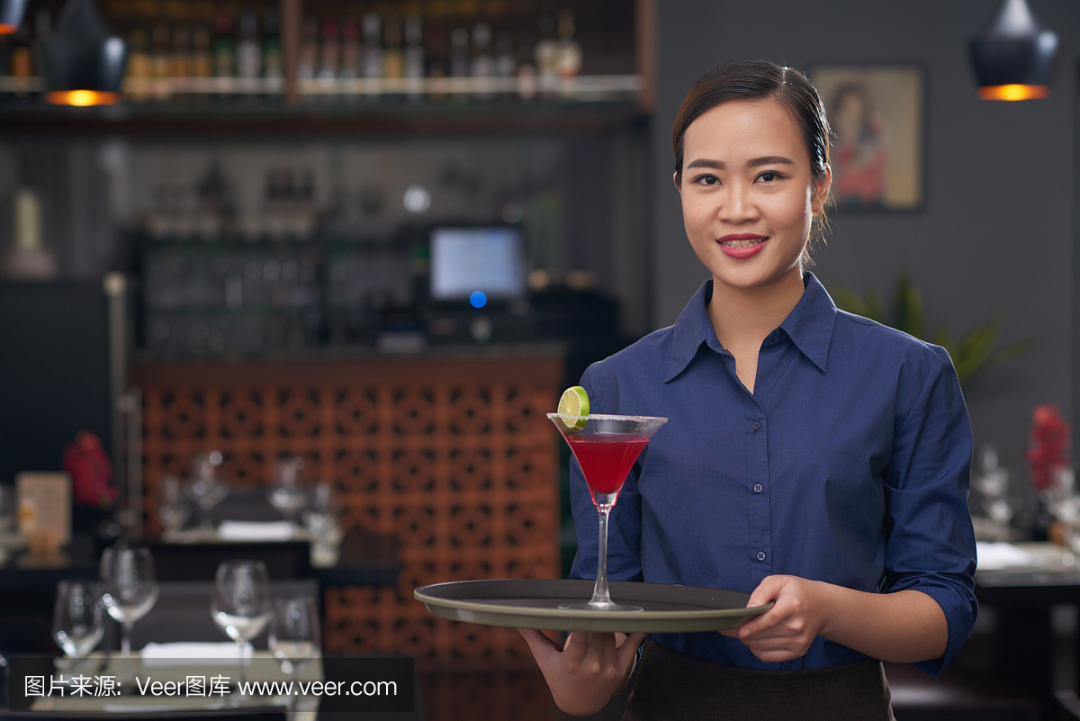 微笑的服務(wù)員