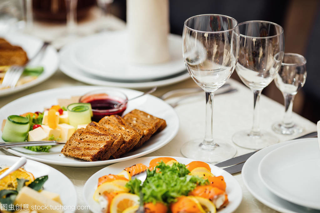 餐飲表將服務(wù)設(shè)置為與銀器和玻璃高腳杯在聚會前的餐廳